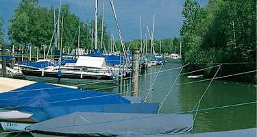 In einem Hafen mit Segelbooten gibt es für Kinder immer etwas zu entdecken.