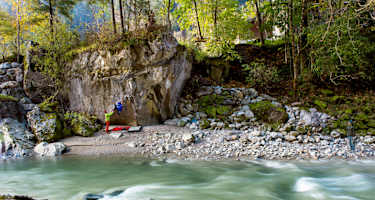In den Bouldergebieten Fuchsloch und Bach bouldert es sich dank der kühlen Saalach selbst im Sommer hervorragend