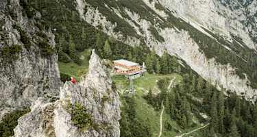 Blick auf das Buchsteinhaus an der Südflanke des Großen Buchsteins
