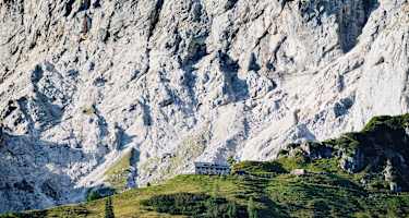Blick auf die Dachstein-Südwand-Hütte