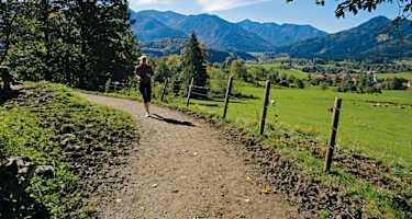 Höhenweg über dem Leitzachtal auf dem Weg zur Schwaigeralm.