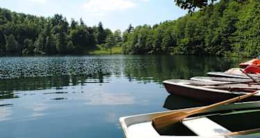 Daun, Parkplatz am Gemündener Maar/Waldcafé.