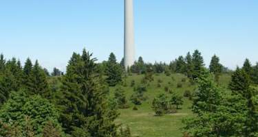 Der Turm auf dem Plettenberg vom Rand des Steinbruchs aus gesehen.