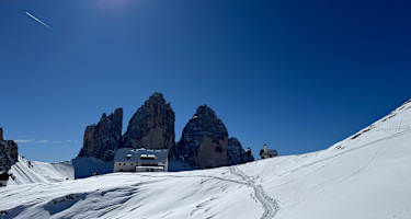 Blick zur Drei-Zinnen-Hütte und den Drei Zinnen unterhalb des Sextner Steins
