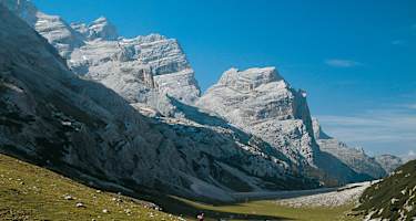 Auf den weiten Wiesenflächen der Großen Fanesalm: Blick vom Tadegajoch durch das Val Sarè nach Süden in Richtung Cima del Lago.