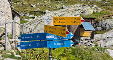 Wegweiser auf der Via Alta della Verzacscca