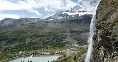 Der Arbenbachfall - im Hintergrund die Matterhorn Nordwand