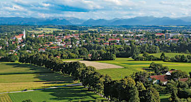 Vom Ebersberger Aussichtsturm kann man bis zu den Alpen blicken.