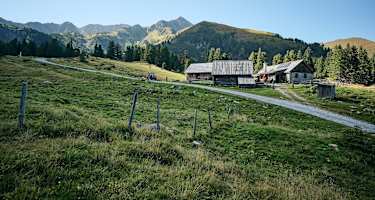Die Edelrautehütte - im Hintergrund der Große Bösenstein