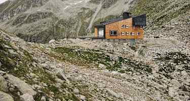 Die Edelrauthütte umringt von Bergen