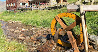 Die Edmund-Graf-Hütte mit dem kleinen Wasserrad.