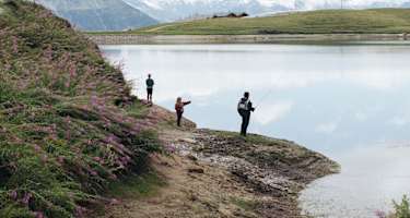 Am Bettmersee kann geangelt werden.