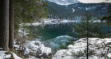 Bootshaus am Eibsee im Winter
