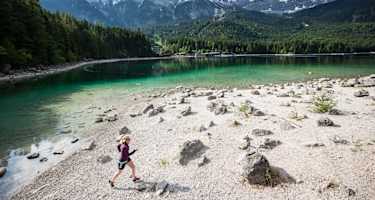 Je nach Wetterlage hat der Eibsee wunderschöne Farben.