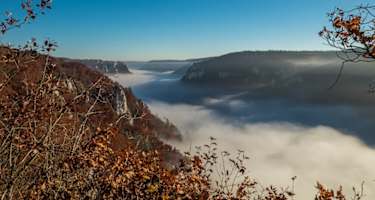Ausblick vom Eichfelsen. Tief unten liegt das Donautal im Nebel