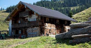 Almhütte auf der zweiten Tagesetappe des KAT Walks