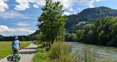 Gemütlich radelt man entlang der Mur