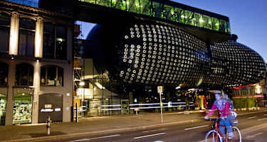 Abends vor dem Grazer Kunsthaus