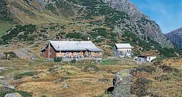 Die Fischerhütte am Ober Murgsee; mit Einkehr und Übernachtungsmöglichkeit.