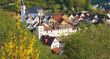 Zahlreiche Dörfer und Burgen säumen den Frankenweg.
