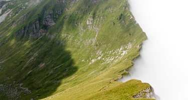 Aufziehende Wolken zwischen Widderfeld und Tomlishorn