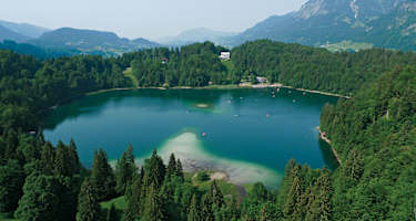 Blick von der Heini-Klopfer-Skiflugschanze auf den Freibergsee.