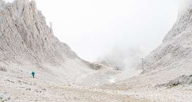 Die Gartlhütte verschwindet fast im Nebel.