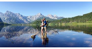Der Almsee mit dem Toten Gebirge im Hintergrund