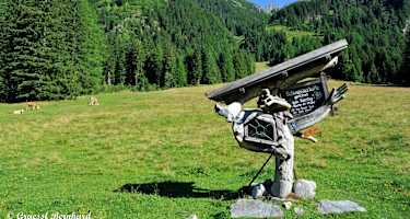 Gleich am Eingang des Tales weist uns ein genialer Wegweiser, wohin der Weg führt.