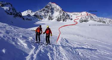 Der Großglockner mit der Adlersruhe: Über das Könitzkees geht es flach hinein, bis man einen steilen Hang überwindet und nach rechts zum Grat („Kampl“) hinausquert. Hier befindet sich das Skidepot und entlang des Klettersteiges (Stahlseil oft im Schnee) geht es zur Adlersruhe. Hinweis: Der direkte Aufstieg durch den ausgeaperten Felsriegel wird nicht empfohlen!