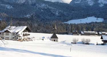 Blick über die Dorfkirche zum Lawinenstein/Schneiderkogel