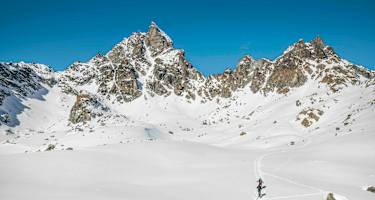 Von der Chamanna d'Es-cha Richtung Keschhütte. Blick auf die imposanten Felsgipfel der Keschnadel (3.386 m, links) und des Piz Kesch (3.418 m, rechts).