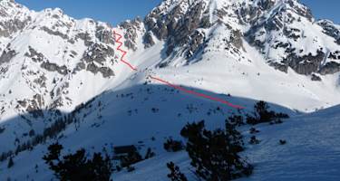 Ein Blick zur Eppzirler Scharte mit Erlspitze rechts. Dieser Übergang stellt eine Variante zur Abfahrt dar. Endpunkt der Tour ist dann Scharnitz. Mit dem Zug retour zum Ausgangspunkt.