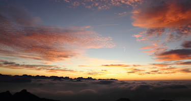 Abenddämmerung über den Wolken auf der Hochiss mit Blick in Richtung Karwendelberge (Oktober, 18.55 Uhr, 1/20 sec, f11, F17 mm).