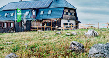 Das Hochleckenhaus befindet sich hoch über dem Attersee.