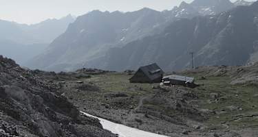 Blick zurück zur Göppinger Hütte, bereits im Aufstieg zum Gipfel