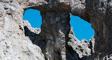 Teufelslöcher am Hochkönigkamm. Der Anstieg verläuft durch das rechte Felsloch.