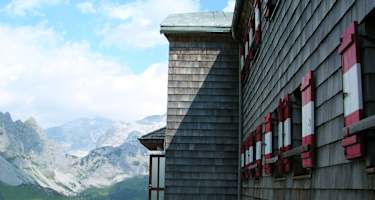 Die Hofpürglhütte mit dem DAachsteinmassiv im Hintergrund