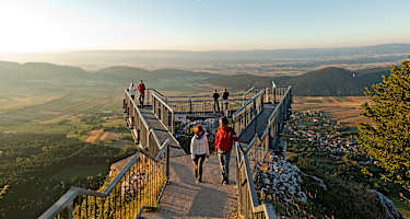 Der Skywalk auf der Hohen Wand (1.132 m) bietet einen atemberaubenden Ausblick über die Region Bucklige Welt