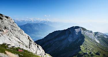 Die steilste Zahnradbahn der Welt – im Grenzbereich der Kantone Luzern im Westen und Nidwalden und Obwalden