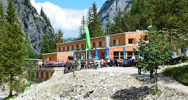 Die moderne Höllentalangerhütte im Wettersteingebirge am Fuße der Zugspitze