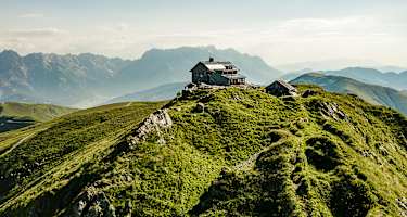 Das Statzerhaus befindet sich direkt am 2.117 m hohen Hundstein.