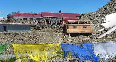 Glungezerhütte mit der neuen Schlafhütte "TuXer"