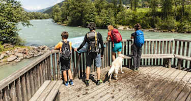 Tafeln auf Aussichtsplattformen über der Isel vermitteln Wissenswertes rund um den längsten noch frei fließenden Gletscherfluss der Alpen. 