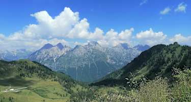 großartige Aussicht von der Forc. Pièltinis zur C.ra Vinadia sowie zur nördl. Gebirgsgruppe M. Siera, Creta Forata und M. Cimon (re.)