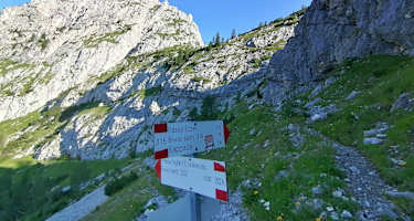 Die höchste Erhebung der Tagesetappe: der Passo Elbel, eingebettet von den Abhängen Cresta di Enghe (links) und Crete Brusade
