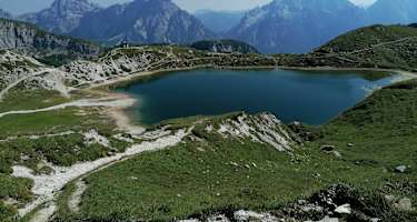 Am Weg zum Passo del Mulo - ein Blick nach Süden zu den Laghi d'Olbe - dahinter die faszinierende Bergwelt im westlichen Friaul
