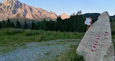 Am Weg zum Passo Avanza und Val Disesis, eine interessant gestaltete "Hinweistafel" - dahinter der Monte Lastroni - Morgenstimmung