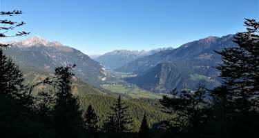 am Weg zur Ochsenalm und zum Jukbichl: ein Blick nach Nordwesten in das Drautal und zu den Lienzer Dolomiten (links), zur Kreuzeck- bzw. Schobergruppe