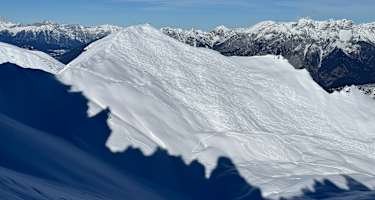 Abfahrt in den Kalkkögel (im Schatten) mit Blick auf den Widerberg (in der Sonne)